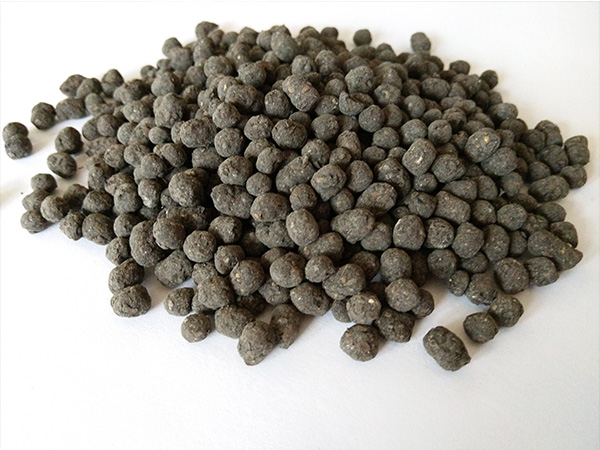 What are the benefits of granulation process in fertilizer production?