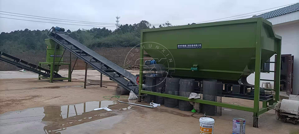 What equipment does the small scale organic fertilizer production line include?