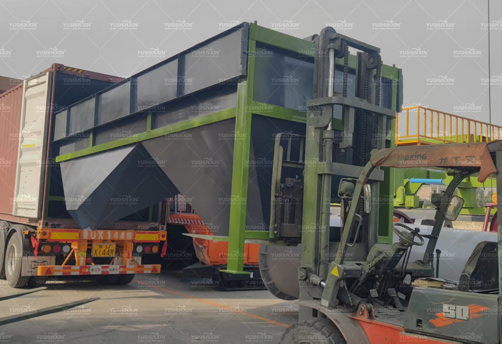 Talian Granulasi Sampah Kucing Bentonit Dimuat untuk Penghantaran ke Ecuador di Kilang Kami Pagi Ini